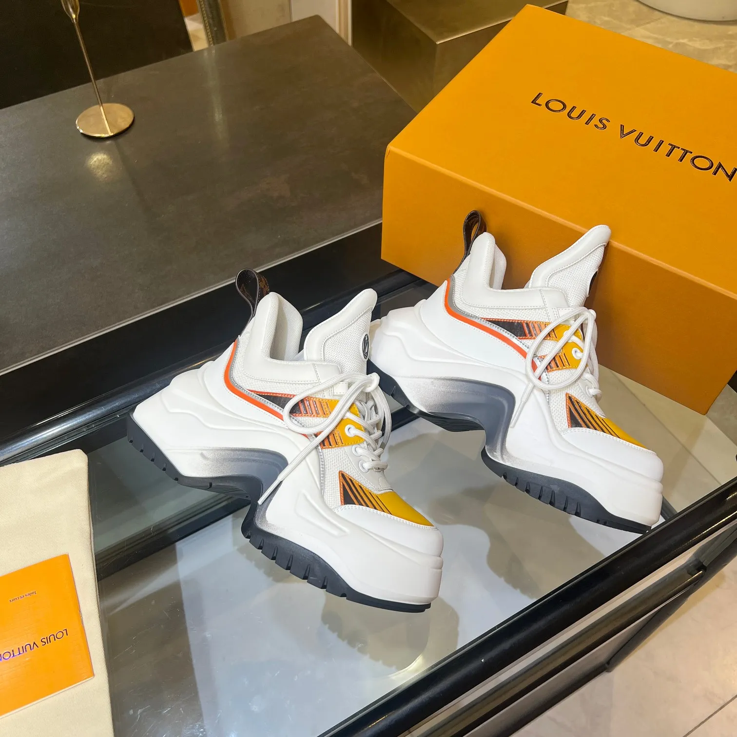 👟👟Ex-factory price 760👟👟 Nicolas Ghesquieye once again refined the design essence of LVArchlight sneakers to create LVArchlight2.0 platfrm sneakers. The combination of multiple technical materials, the wide outsole and the exaggerated tongue highlight the series' recognition, and the latter is marked with the LVCirCle logo 35-41